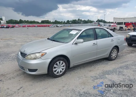 2005 Toyota Camry Le z USA, uszkodzony, nr VIN 4T1BE32K05U519121